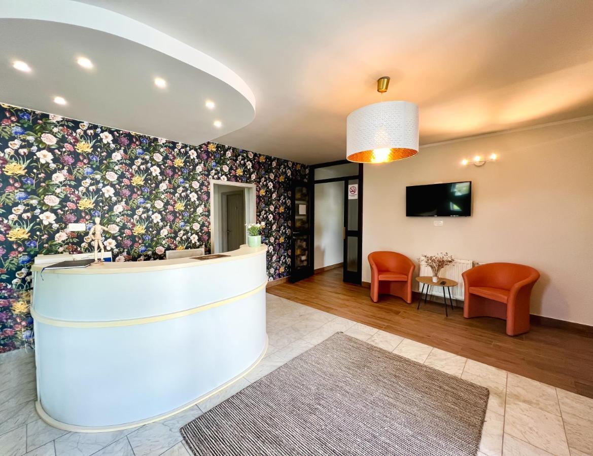 Hop House Garni Hotel โพสโตยนา ภายนอก รูปภาพ