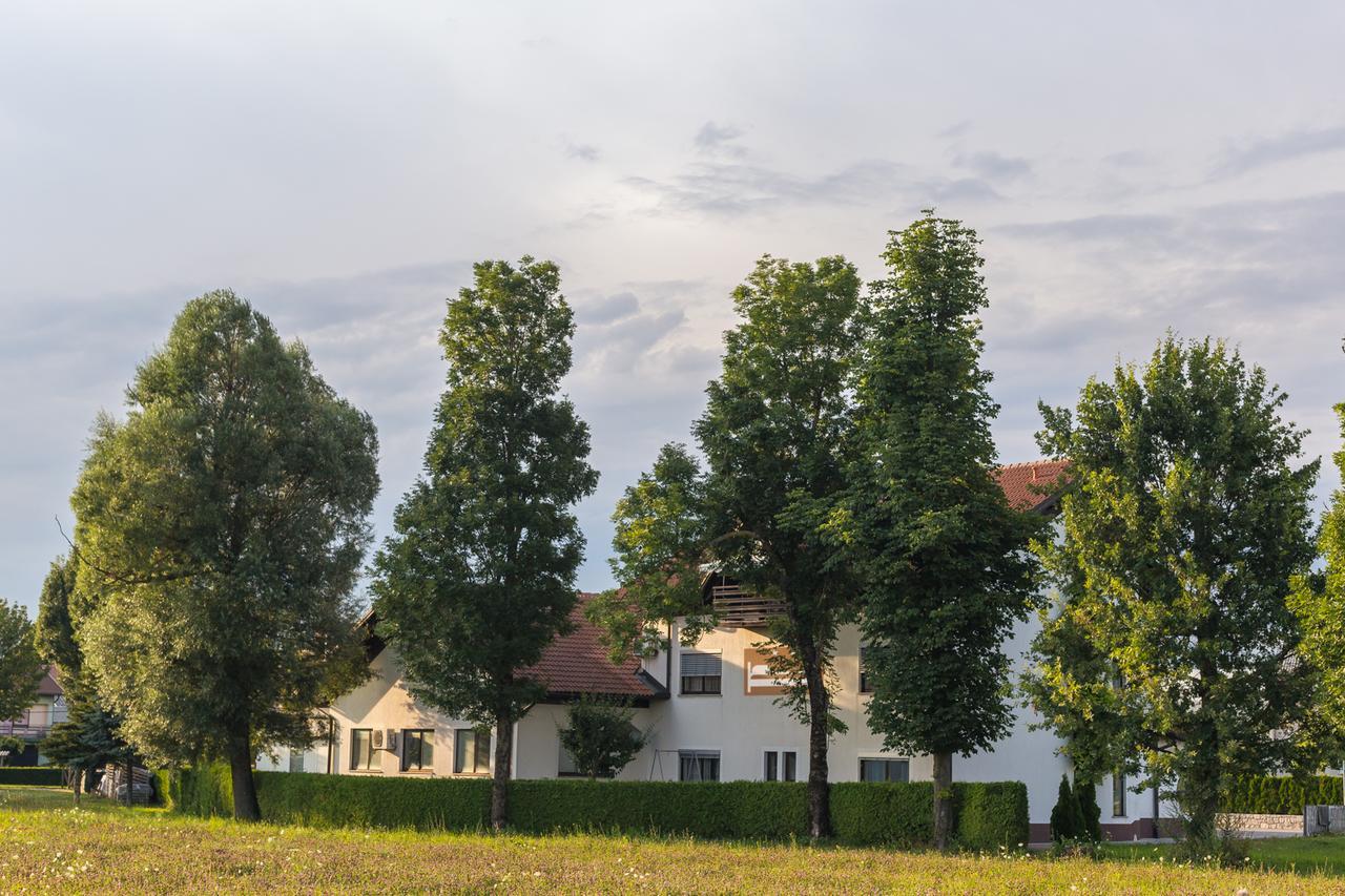 Hop House Garni Hotel โพสโตยนา ภายนอก รูปภาพ